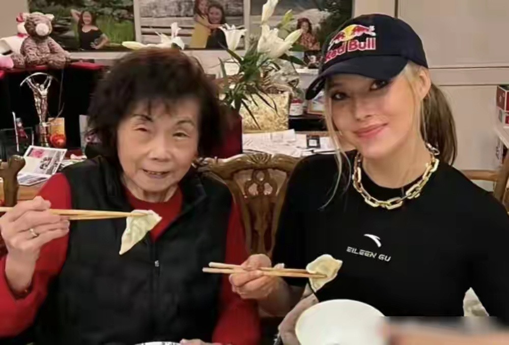 都别羡慕谷爱凌了，你先看看她那个60多岁的老妈。60多岁的人了，还在满世界陪着