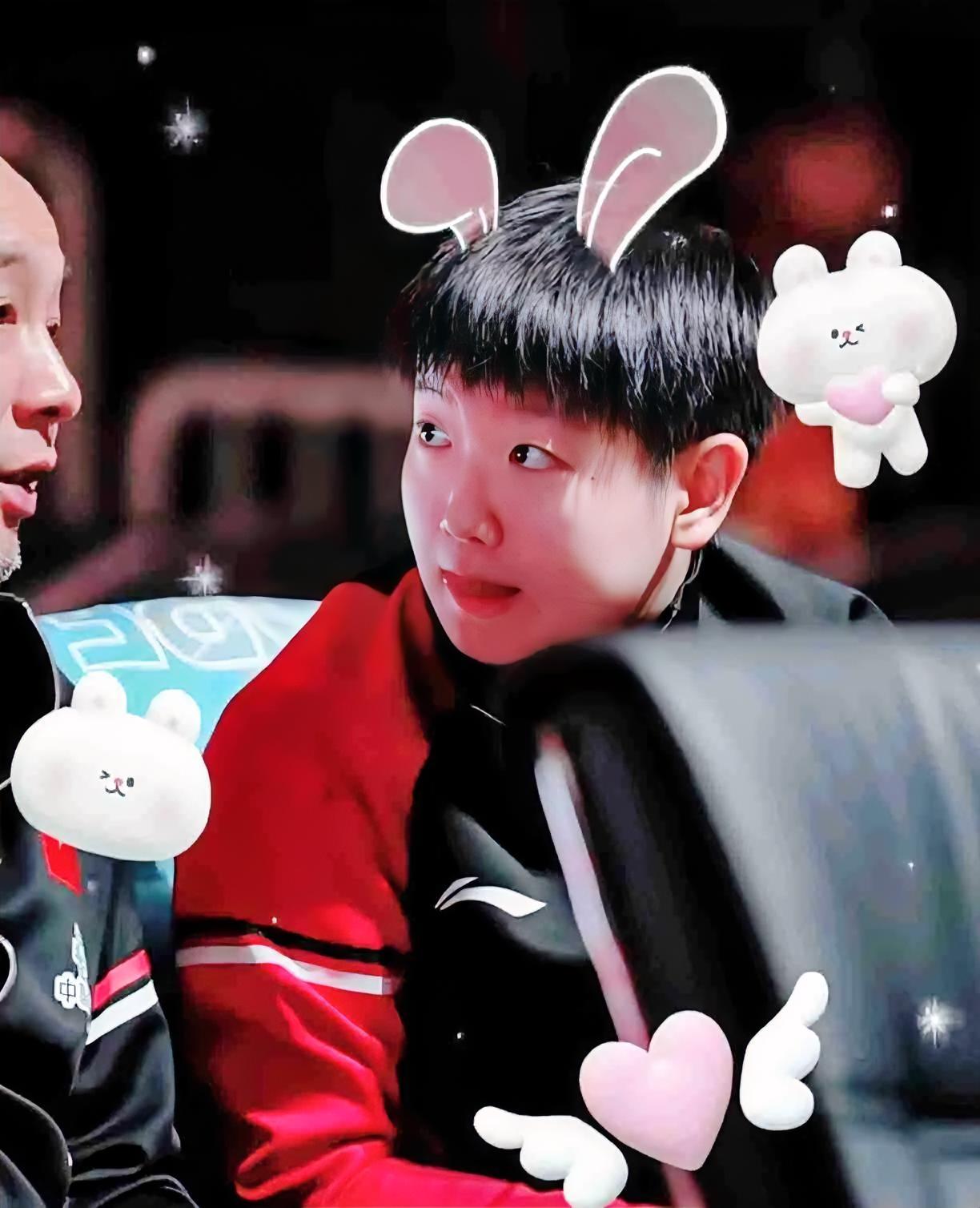 莎莎喜欢盯着人不眨眼，大眼睛里全是求知欲。这谁能受的了，可爱的不要不要的。