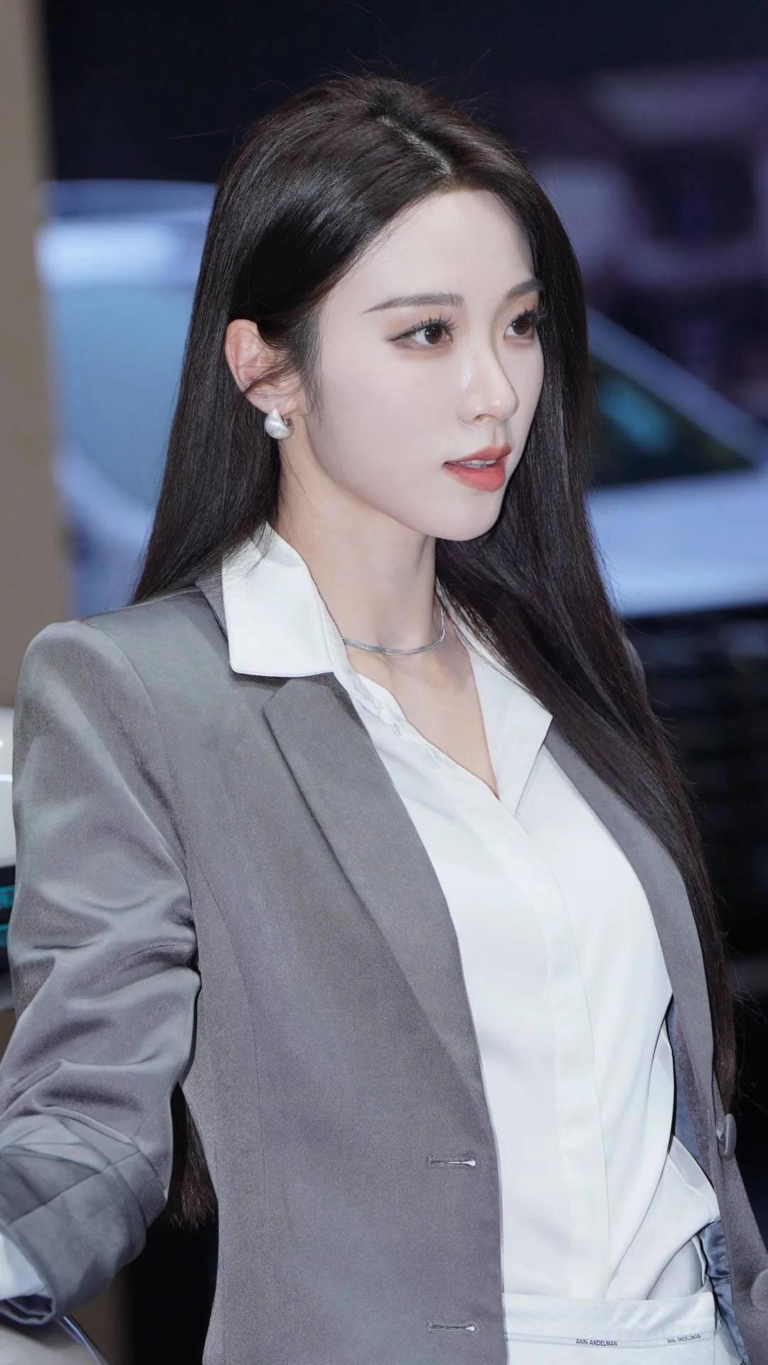 邓凌云作为车模真的太亮眼了！在上海车展上，她以商务轻熟风亮相腾势展位，瞬间吸引众