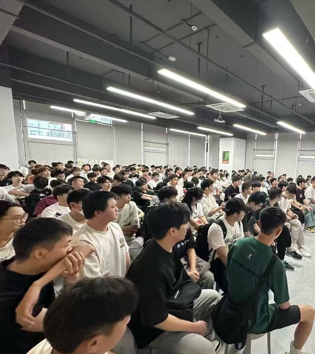 松山湖华为面试。东莞松山湖华为，这面试的人太多了，底薪4300+补贴1200