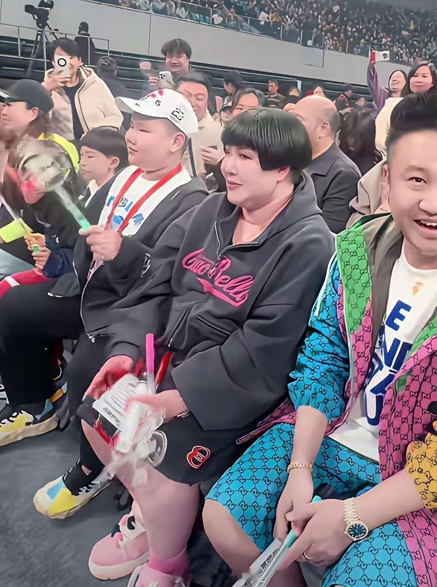 郭德纲小儿子留着清朝辫子，这，他是满族吗？不是挑拨离间捧一踩一啊，这母子面相看着