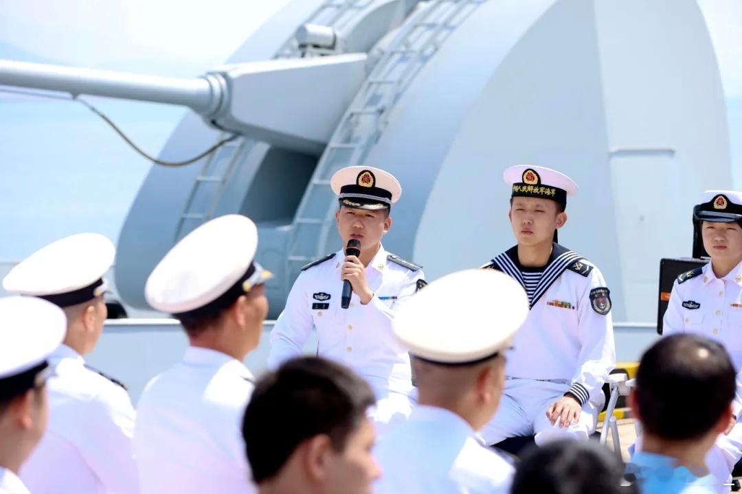 闽东大学生率先参观某护支配备87B型新100炮的054A改进型+
