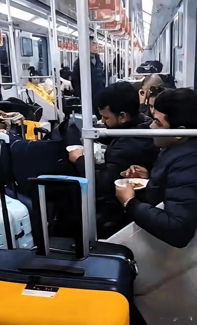 上海地铁回应炸锅了！几名外籍人士在2号线车厢公然吃咖喱馅饼，浓郁气味逼得乘客捂