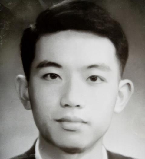1956年，外交部的办公室里，几位领导正规劝一位21岁的青年，希望他能来外交部工