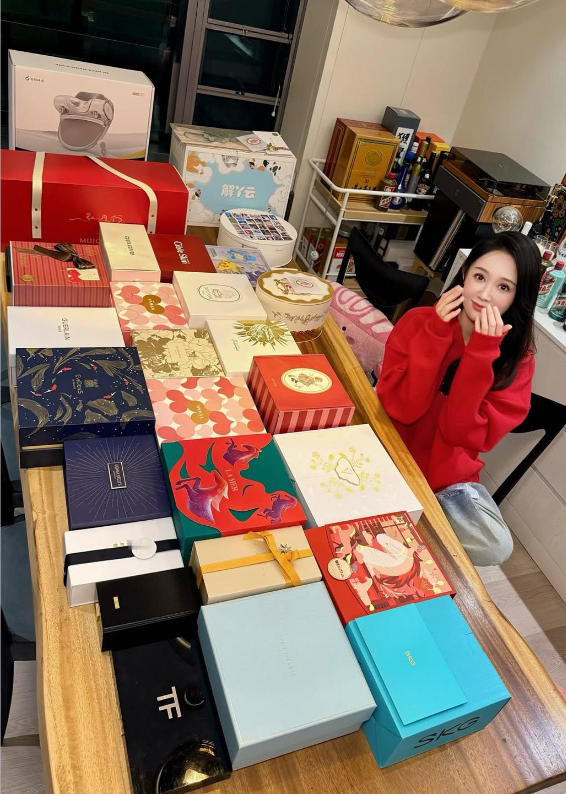 陈乔恩晒出收到的新年礼物，都是品牌送的，大狗狗玩偶最可爱！