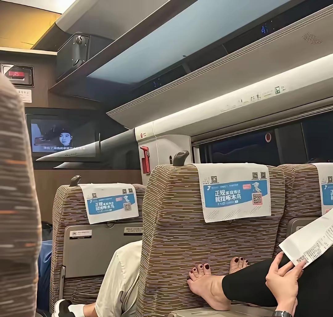 都把高铁当成自己家里吗？