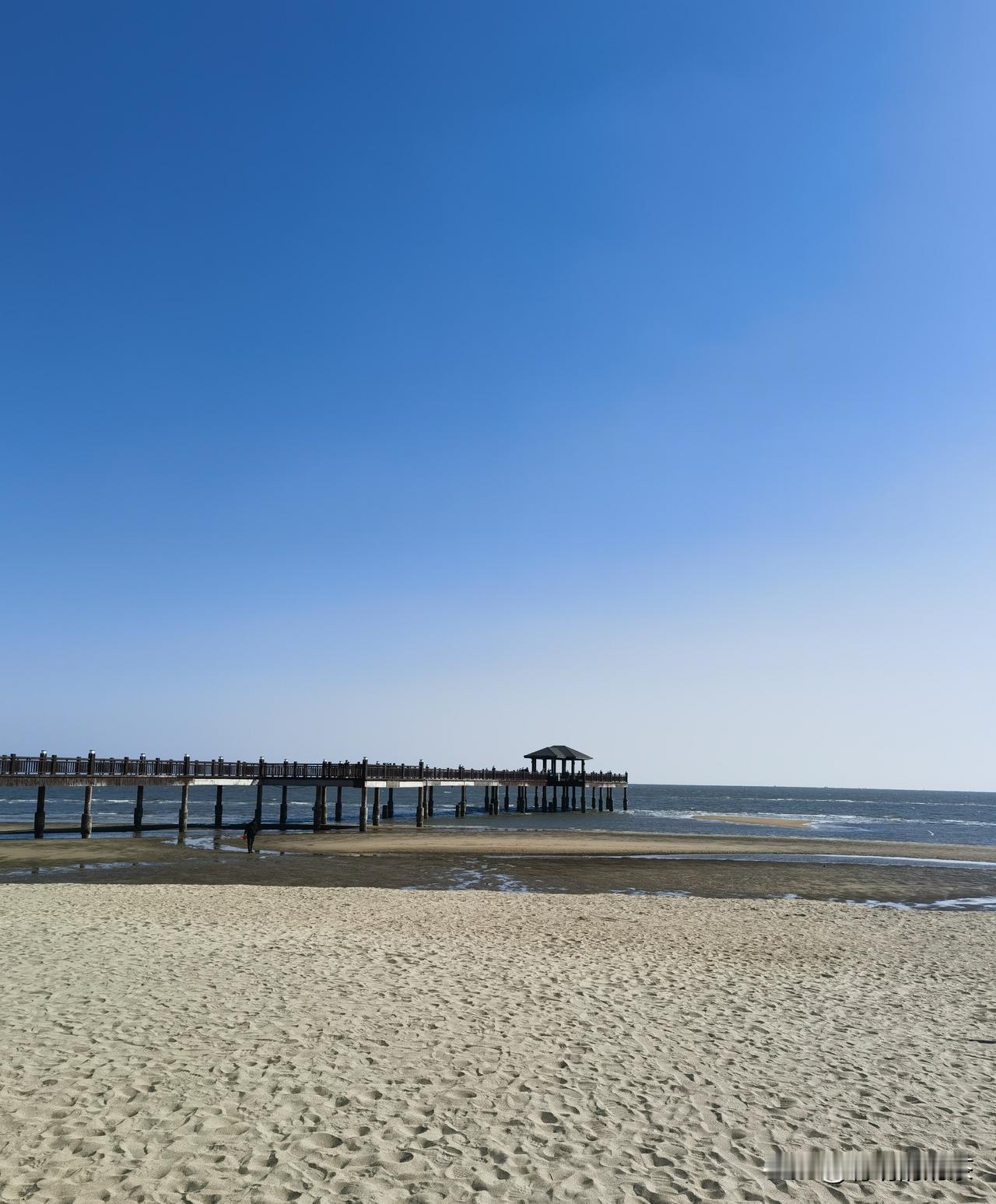 分享一张蔚蓝的天空配大海照片
