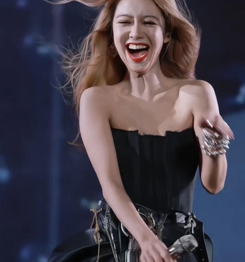 薛凯琪广州演唱会真是看点十足，连她的头发都来“抢镜”，飘逸得不像话。想当年，