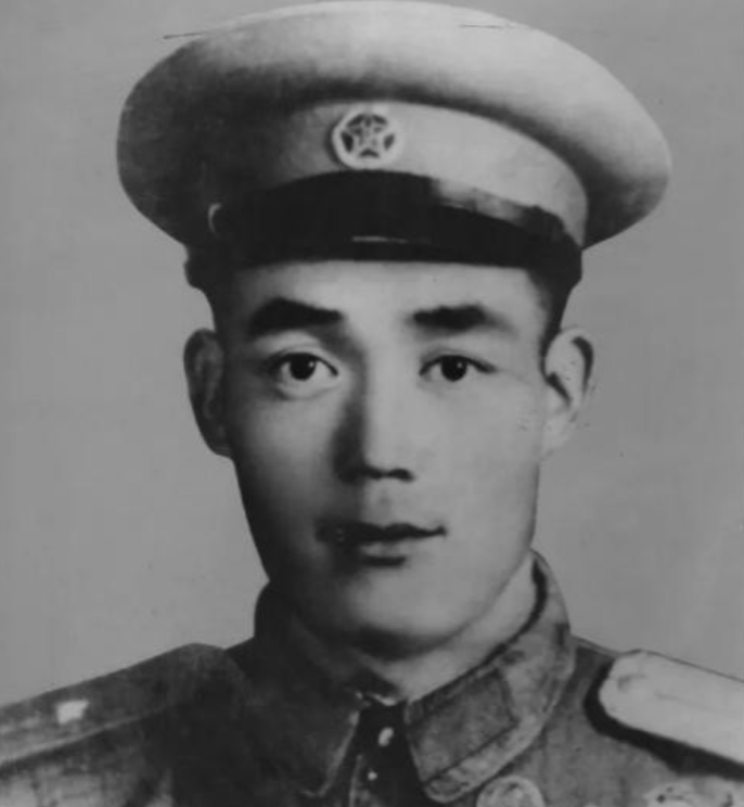 1952年，朝鲜战场，1侦察兵趁天黑，摸到美军阵地前，突然，他脚底碰到什么，一动