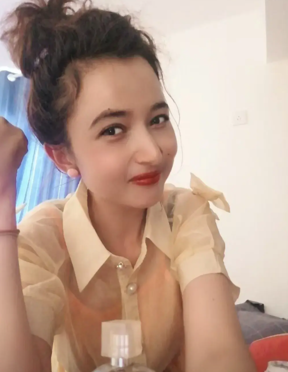 我是生活在新疆阿克苏市的维吾尔族女性，职业是护士，今年36岁，性格开朗，喜欢唱歌