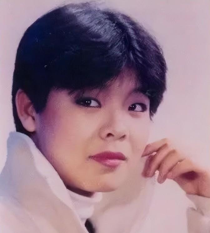 1999年，28岁的谢津洗完澡后，从23层高楼一跃而下，临终时，她躺在母亲的怀里