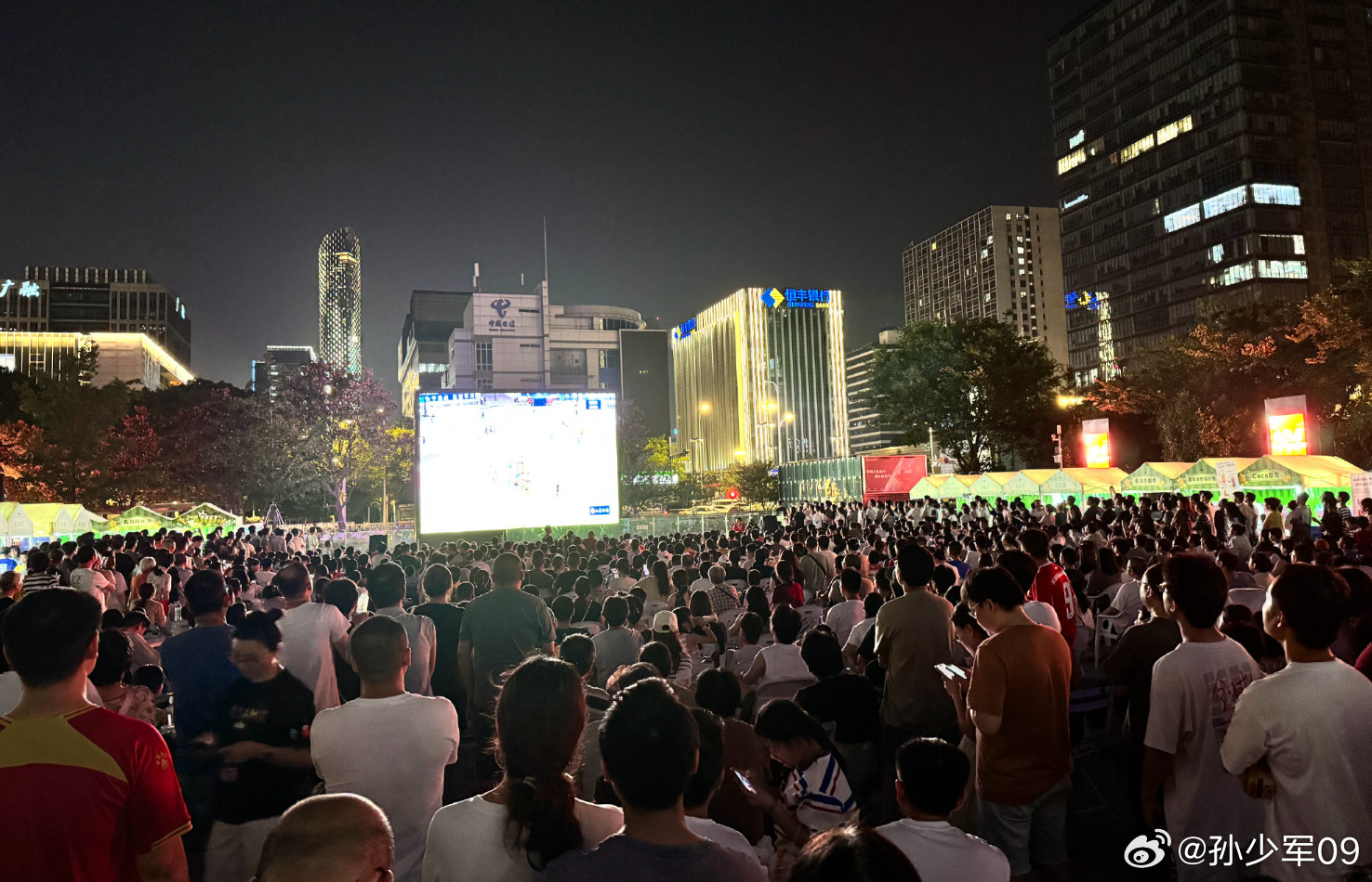 微博粉丝拍的家门口广场站满了人一起看南京vs苏州的比赛有点感动​​​