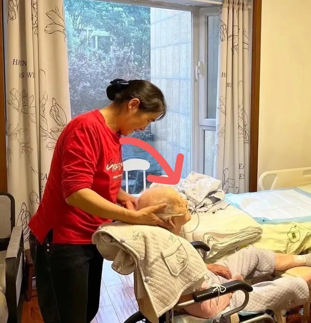 63岁的张大爷和保姆刘姐同居了17年，这17年里，他每月都给刘姐转5860块，从