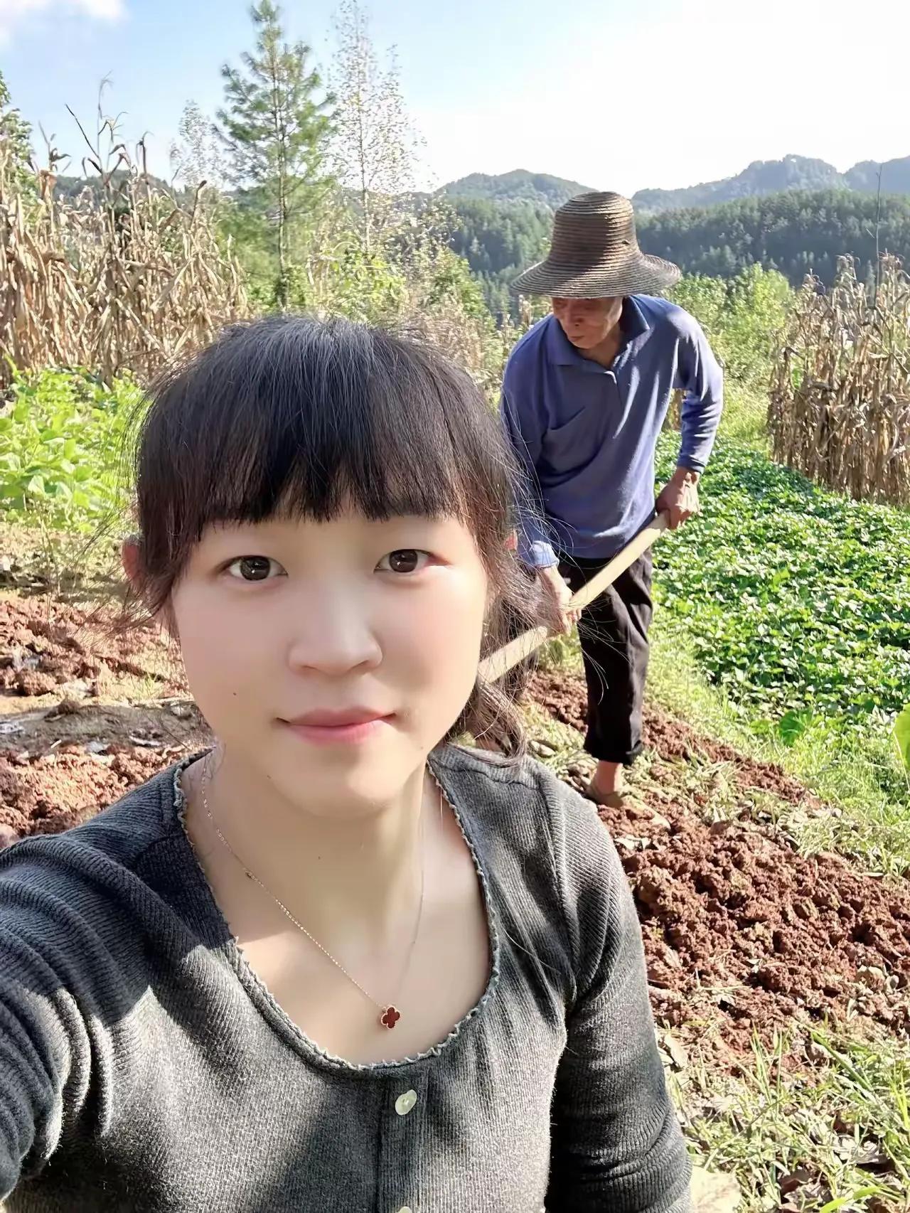 我是爸爸50岁那年捡回来的女儿。如今爸爸77岁，我27岁。没有血缘，却给了我全部