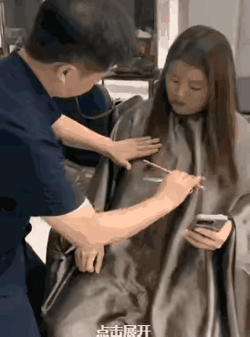 理发师沉浸在自己的神操作里，自我陶醉、越剪越上头，完全没注意到顾客的表情已经逐渐