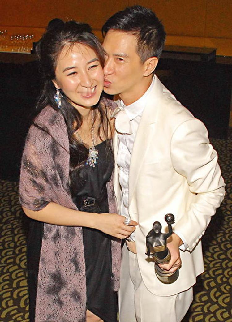 当年，张家辉在女友关咏荷的别墅洗了个澡后，出来就提分手:“我住的房子都没有你家的