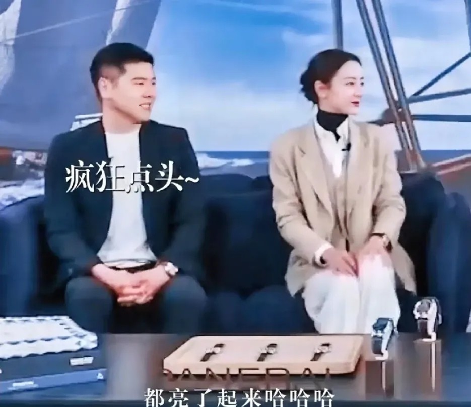 迪丽热巴和这位年轻老总同框的画面还挺养眼，男方全程笑得合不拢嘴，眼神里都是藏不住