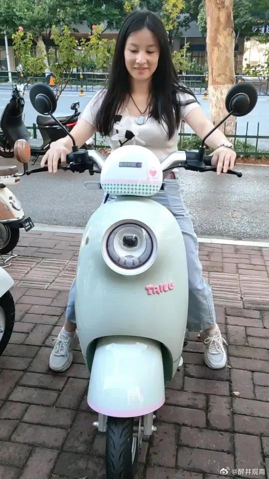 我在想，电动自行车最好的出路就是跟轻便摩托车整合在一起，称之为“轻型电动车”，简