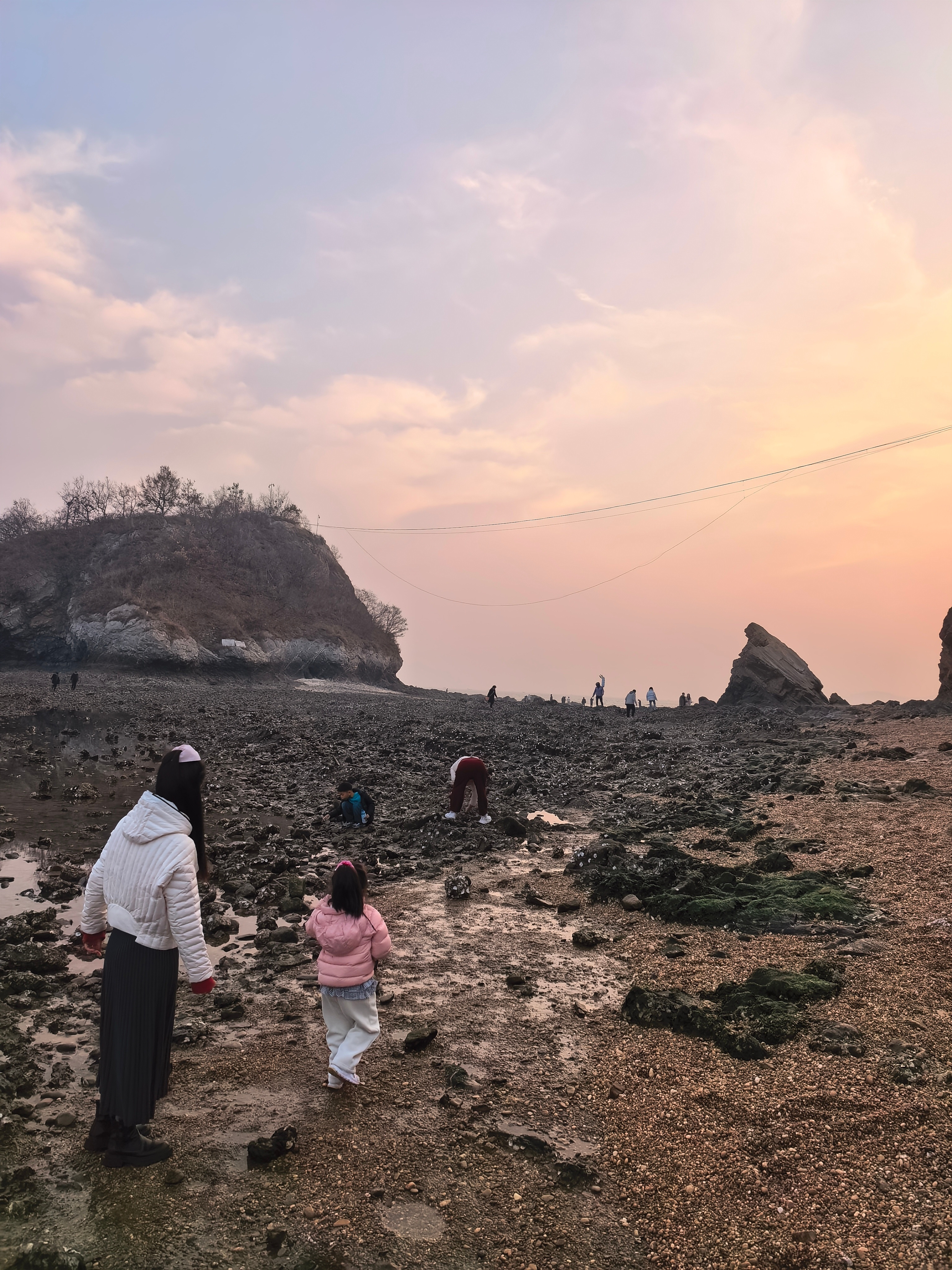 做生意真不容易啊。大哥卖冰糖葫芦，艰难的在戈壁滩上行走，都送到跟前了，也没人买一