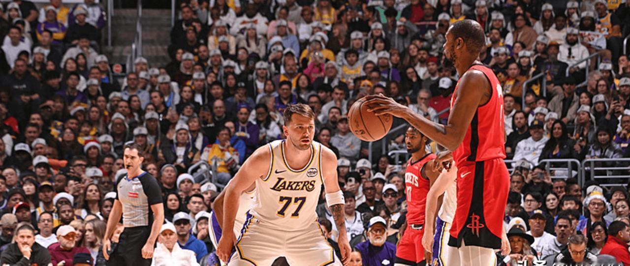 球星不是耗材，但有些教练的用人策略，正在把他们用成一次性产品。东契奇复出第一场