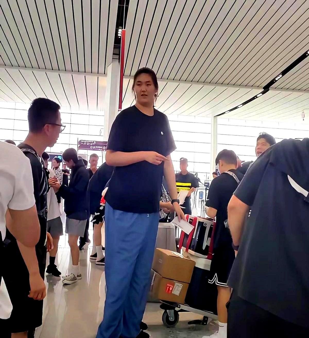 女篮马上要跟澳大利亚女篮打热身赛啦，那澳大利亚女篮可是实打实的强队，队里内线个个