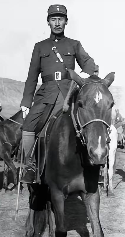 1932年，白雪皑皑，马占山宣布向日本投诚，国内民众上下哗然，纷纷怒斥鞭挞他。