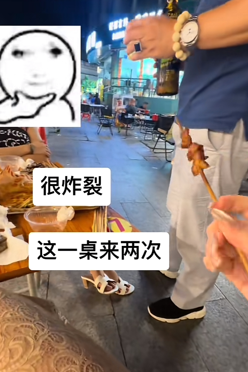 “太霸气了！”广西南宁，两女子打扮的时尚漂亮，在夜间去吃路边摊，吃的正开心，邻
