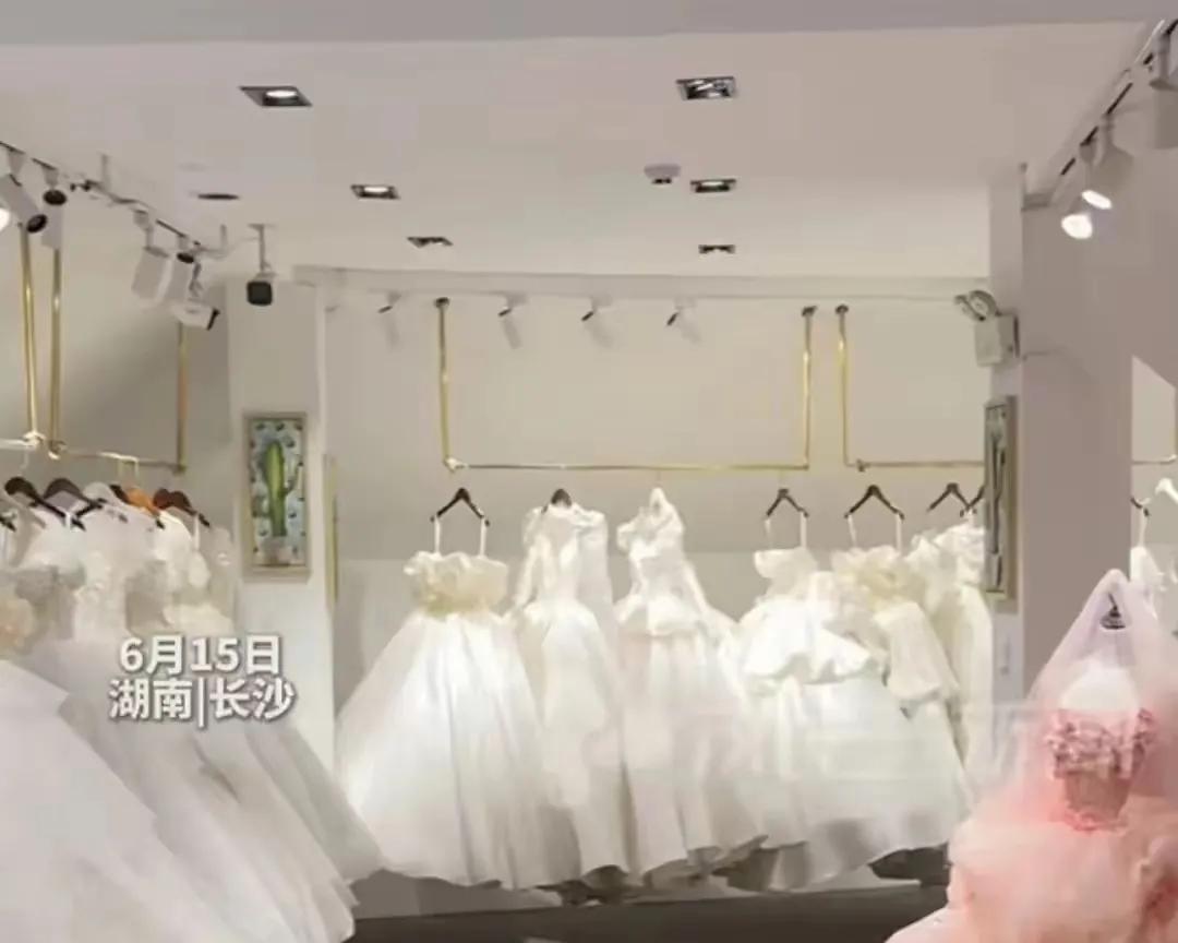 湖南长沙，一男子和妻子花5980元拍婚纱照，包含4套服装，因天气不好，他们拍了2