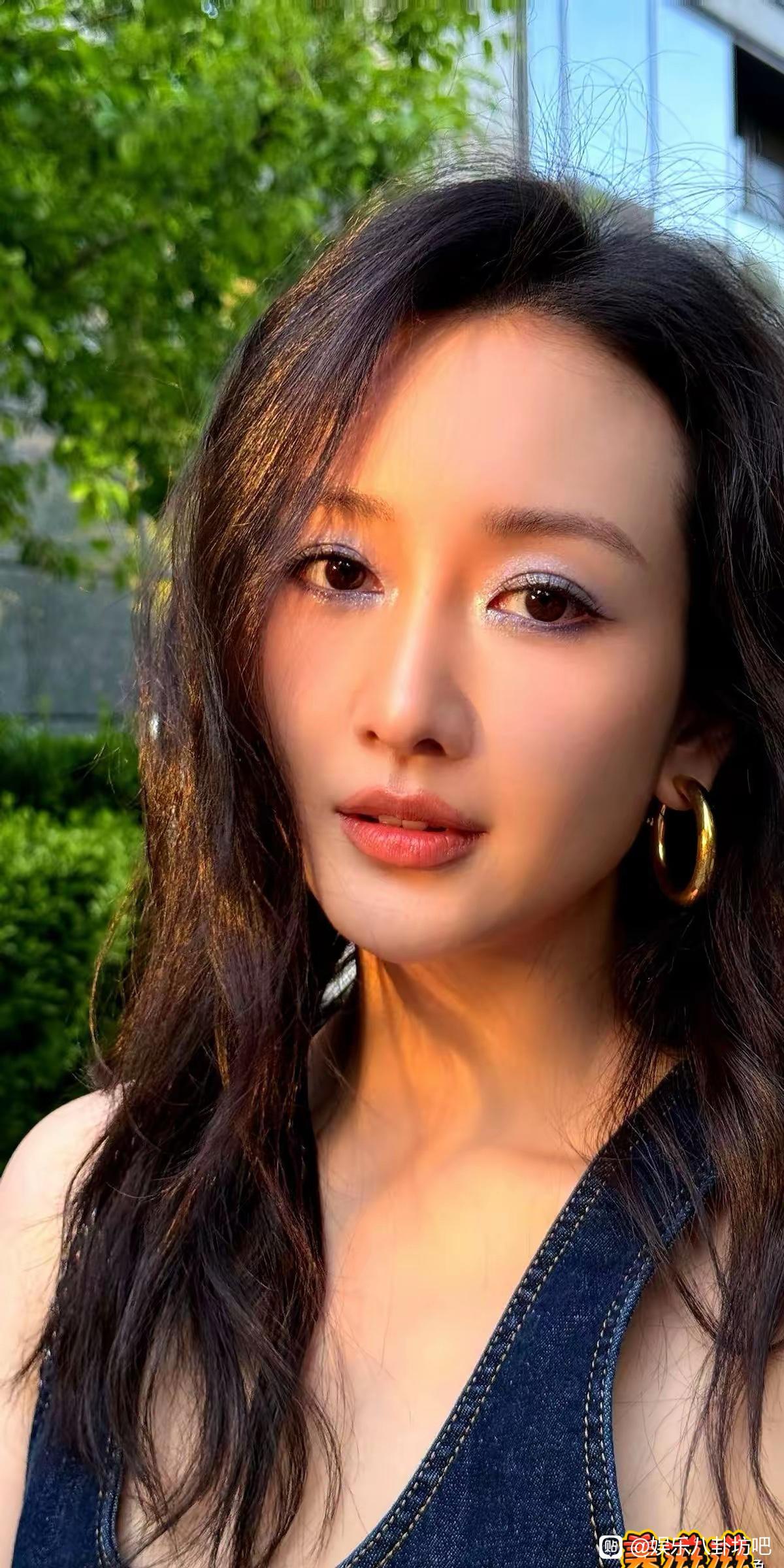 终于有人把“松弛感”穿明白了，不是邋遢而是骨子里的高级王鸥这身藏青色露背牛仔裙，