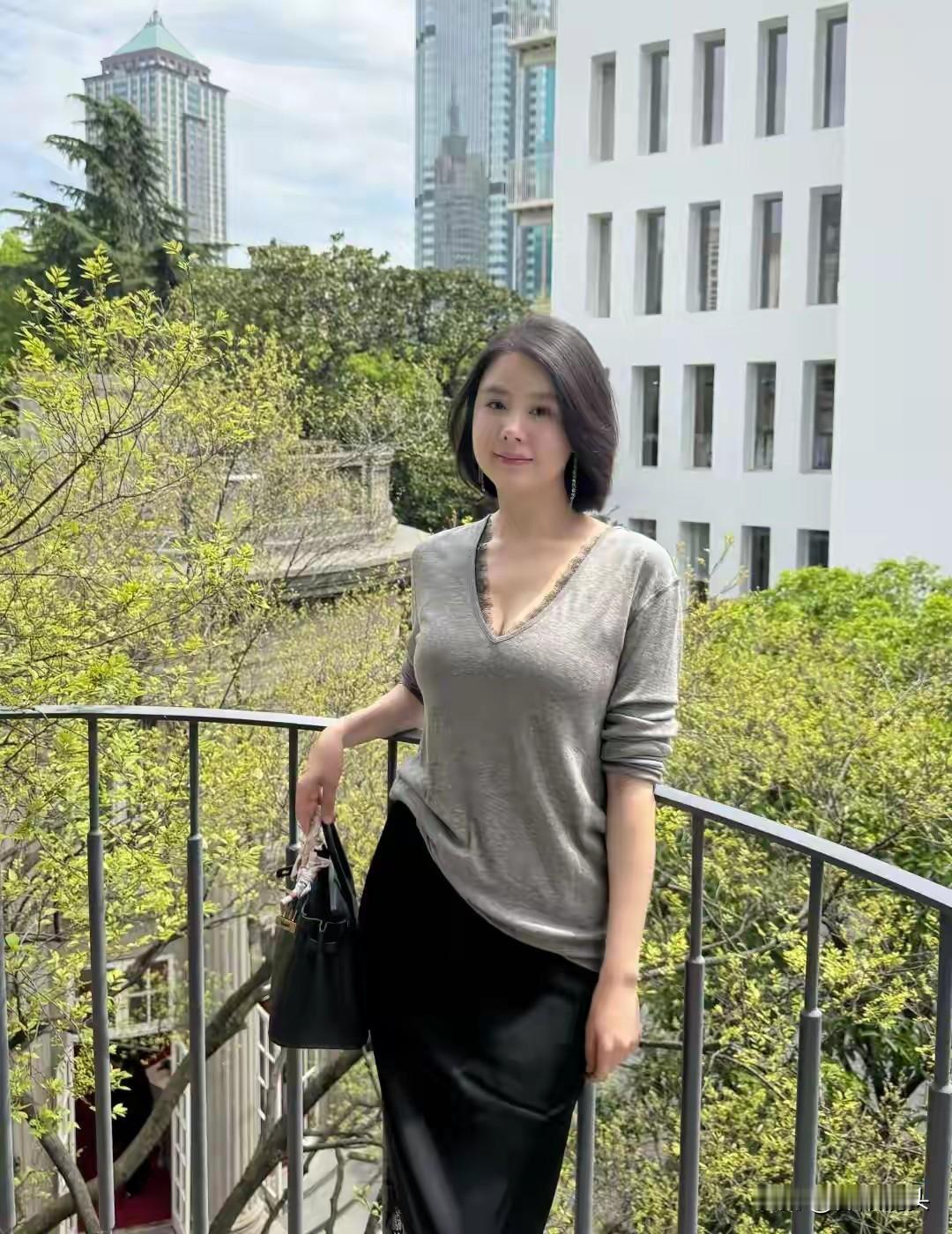 都市绿意中，优雅漫步的时尚女性