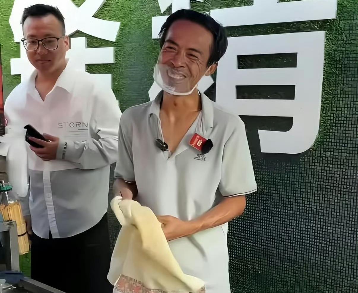 有人说鸡排哥什么时候回过气我觉得他过气会比晓华要快，人都有爱美之心，为了一个好