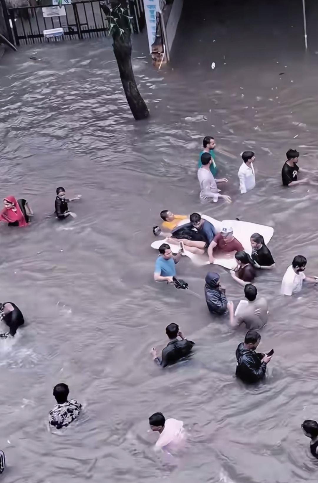 近日，我们这边面临台风和降雨的威胁，印度也没闲着，印度洋暖湿气流如期到达，带来了