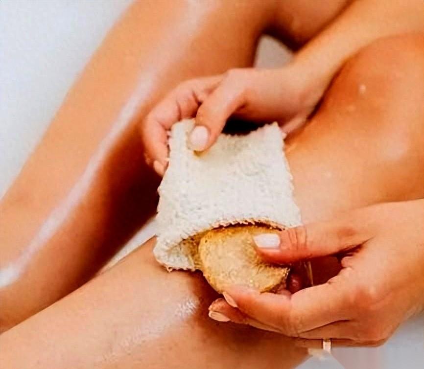 你走着走着，小腿肚子突然跟你不共戴天了，又酸又胀，像被人拧了一把。歇会儿，哎，