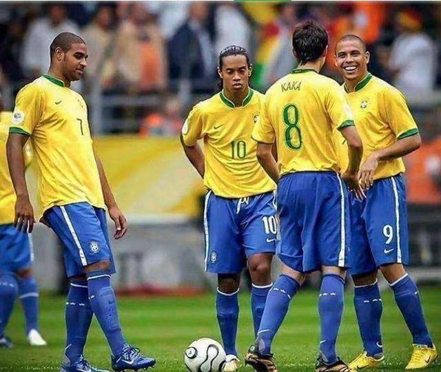 第一，贝利第二，大罗第三，罗马里奥第四，加林查第五，小罗（边锋或影锋）