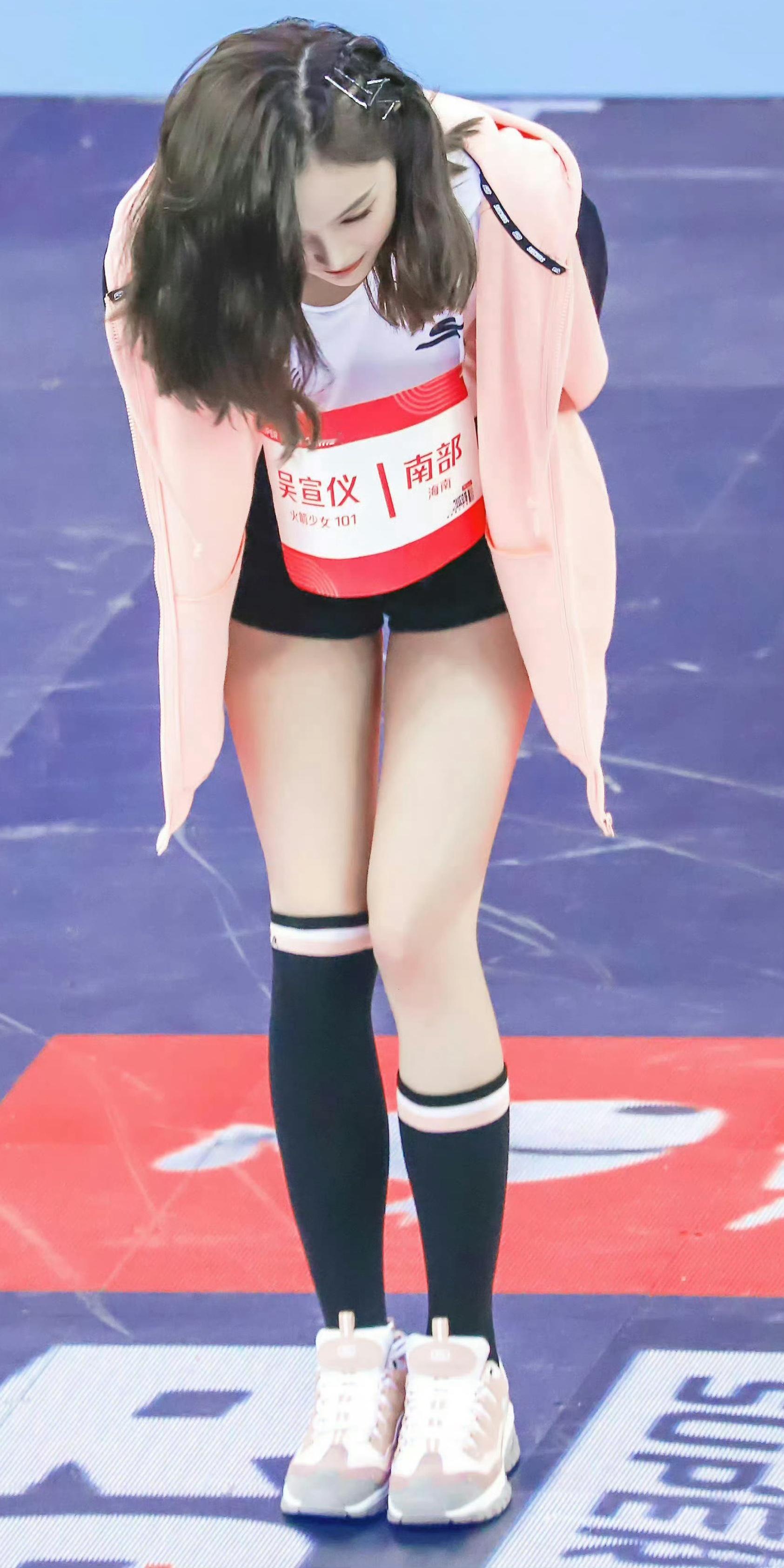 吴宣仪壁纸：丝袜妆造少女，高跟大长腿