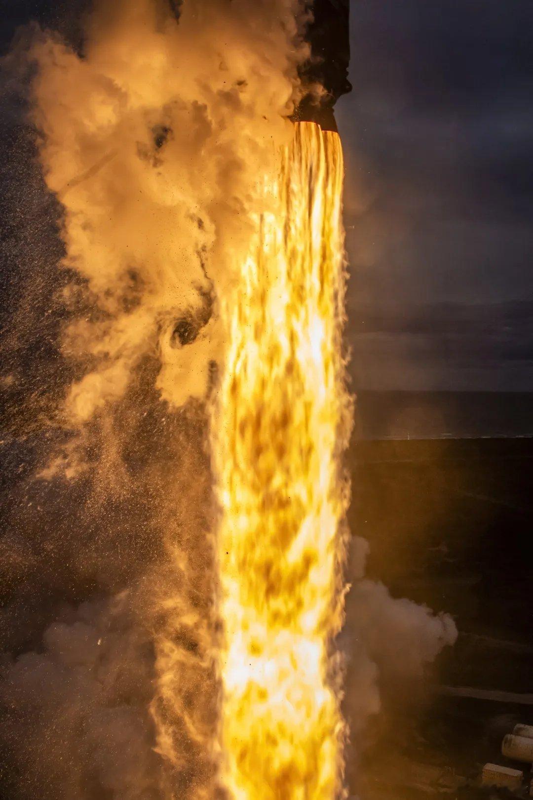 SpaceX发射载人龙飞船，8小时对接国际空间站摘自山东汤普森国际航天爱好者