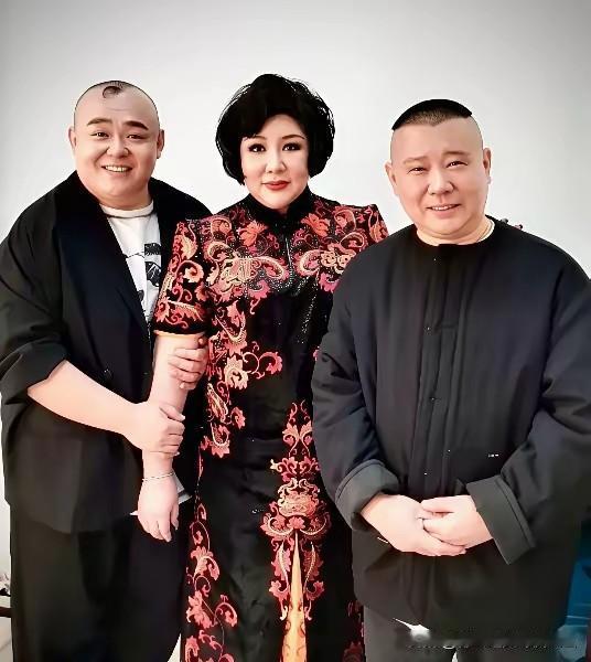德云社原主任杨鹤通挽师娘王惠胳膊拍照，这位置摆得太扎眼！怪不得他被免职！不注重细