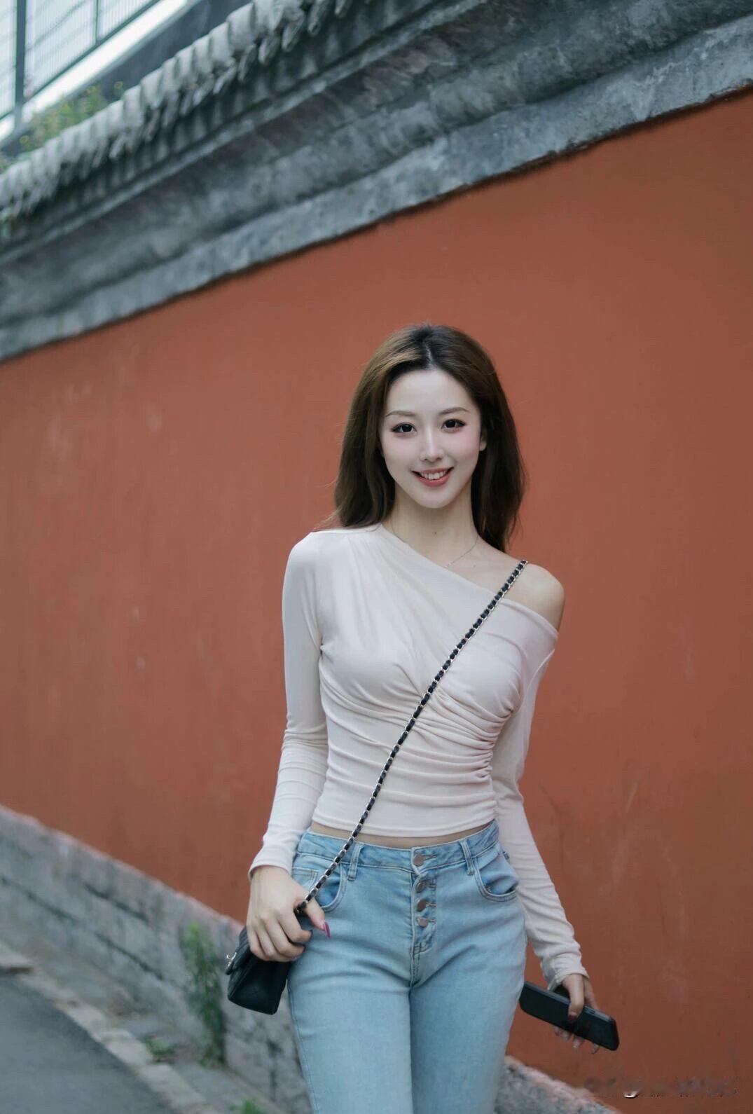 牛仔上镜速成班：5个姿势拆解，一分钟学会，朋友圈立刻被“腿精”刷屏。[比心][比