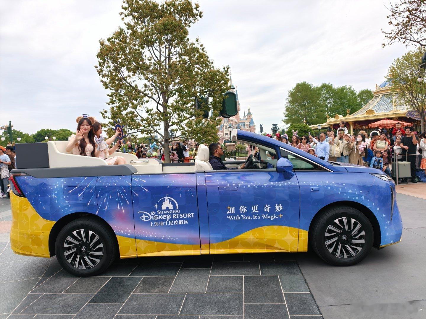 别克至境MPV居然出现在迪士尼的花车巡游里真的很尊享啊(*^ｰ^)👍