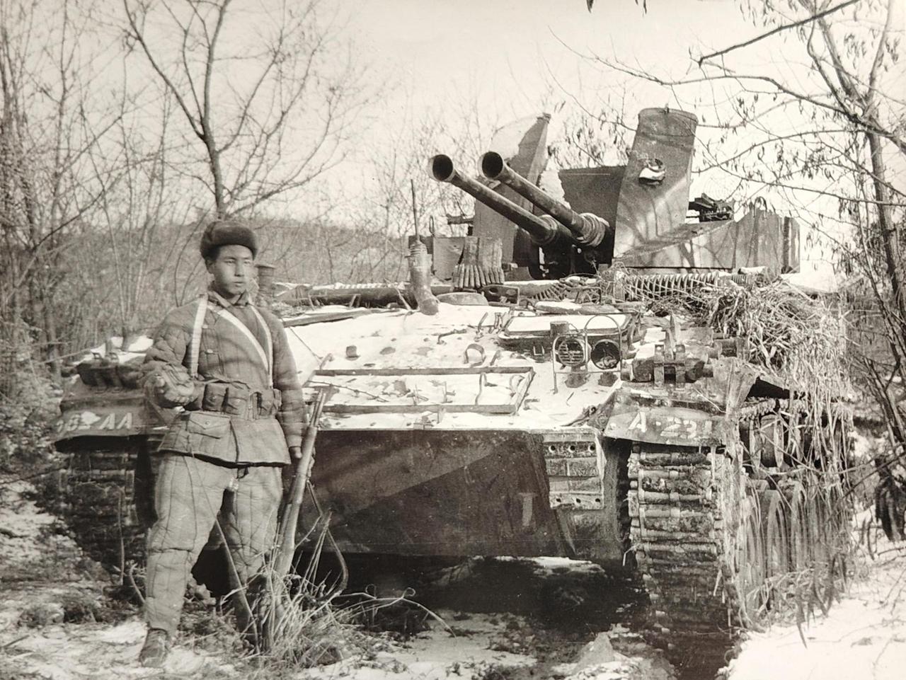 中国士兵与M19这张照片拍摄于朝鲜战场：一位年轻的中国士兵站在缴获的美军M19