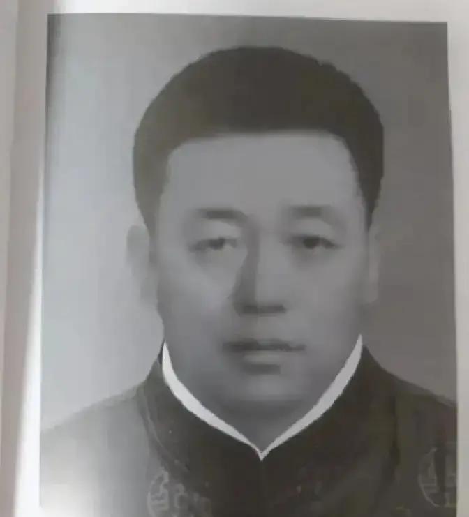 1939年，冀东抗联总司令高志远去开会，萧克对他说：“配枪不错。”他刚把手枪交给