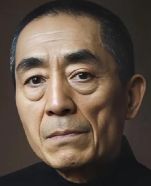 2008年奥运会开幕式上，姚明高举红旗走在队伍最前面，突然，张艺谋神色一变，对着