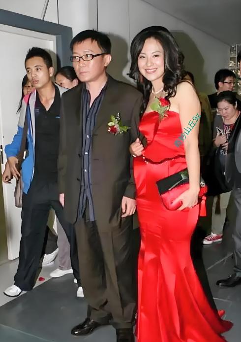 🌞2010年，沈傲君怀孕6个多月时，外交官老公出差了，一天晚上有人敲门，她