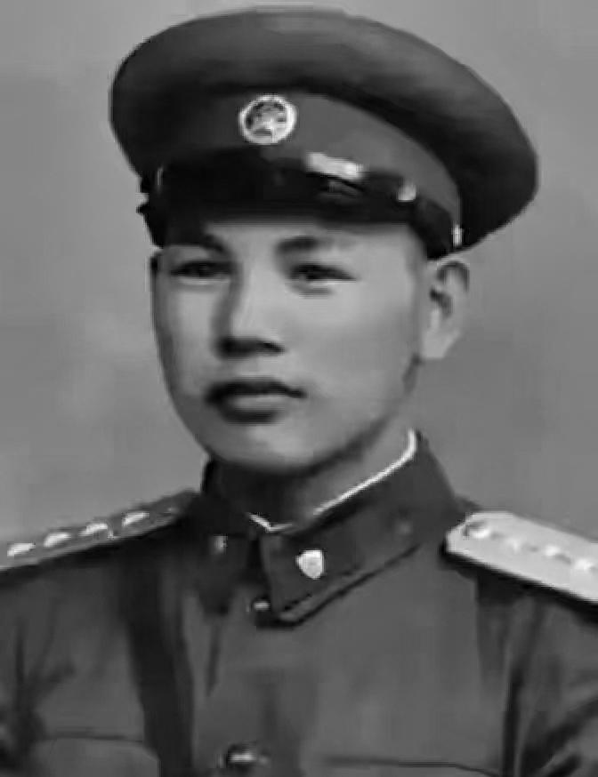 1945年，八路军在公路上伏击日军，排长见日军人数太多，立刻下达撤退命令，队伍迅