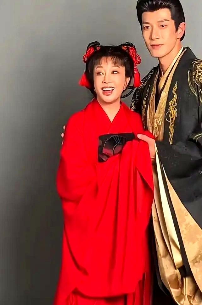 75岁的刘晓庆，高龄挑战少女角色，直接亲身上阵拍吻戏，全网炸锅了！最近，她主