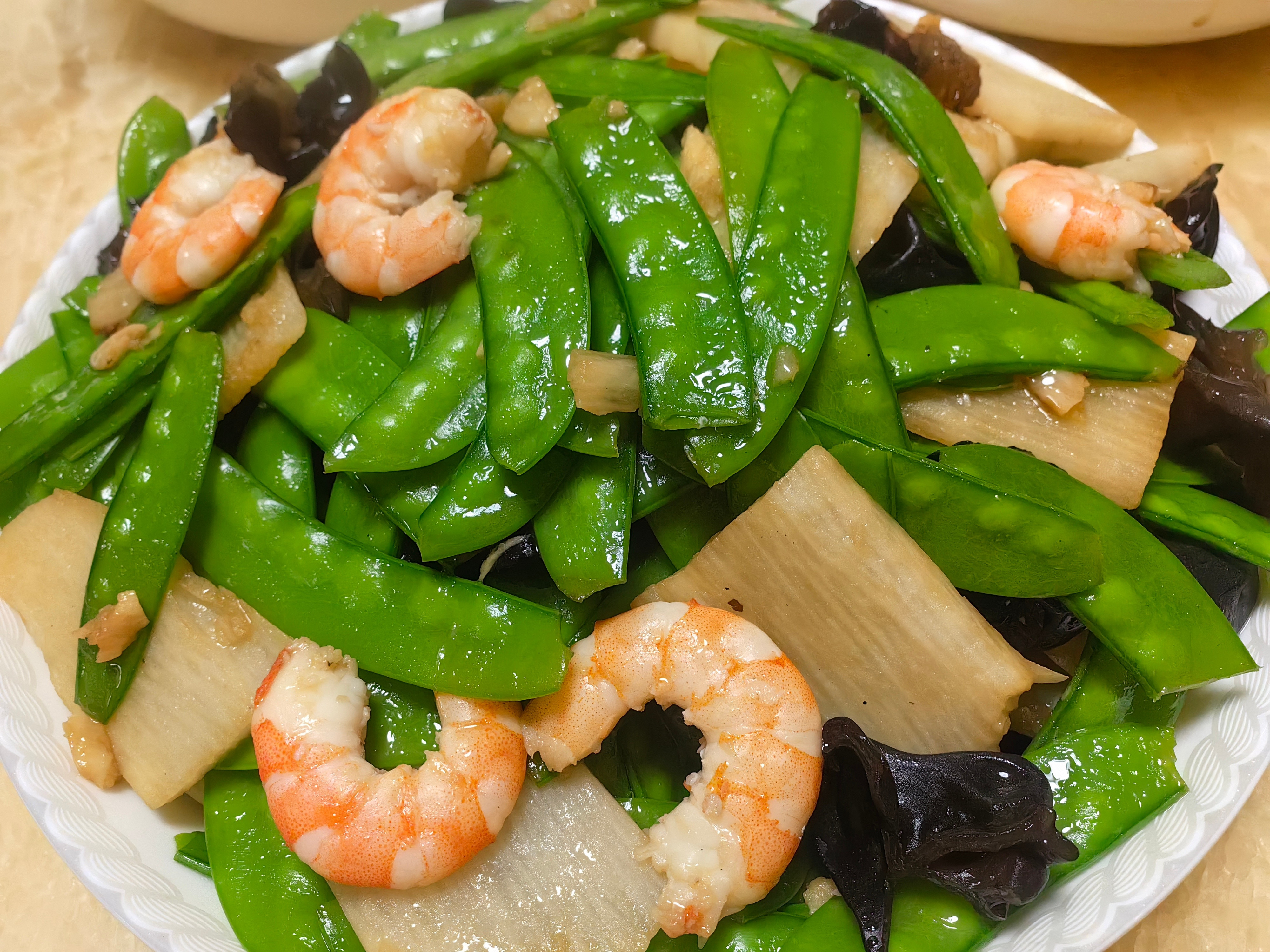 家常菜香辣大闸蟹，可口鸡翅，淮山黑木耳荷兰豆炒虾仁，佛手瓜，红烧鱼。排