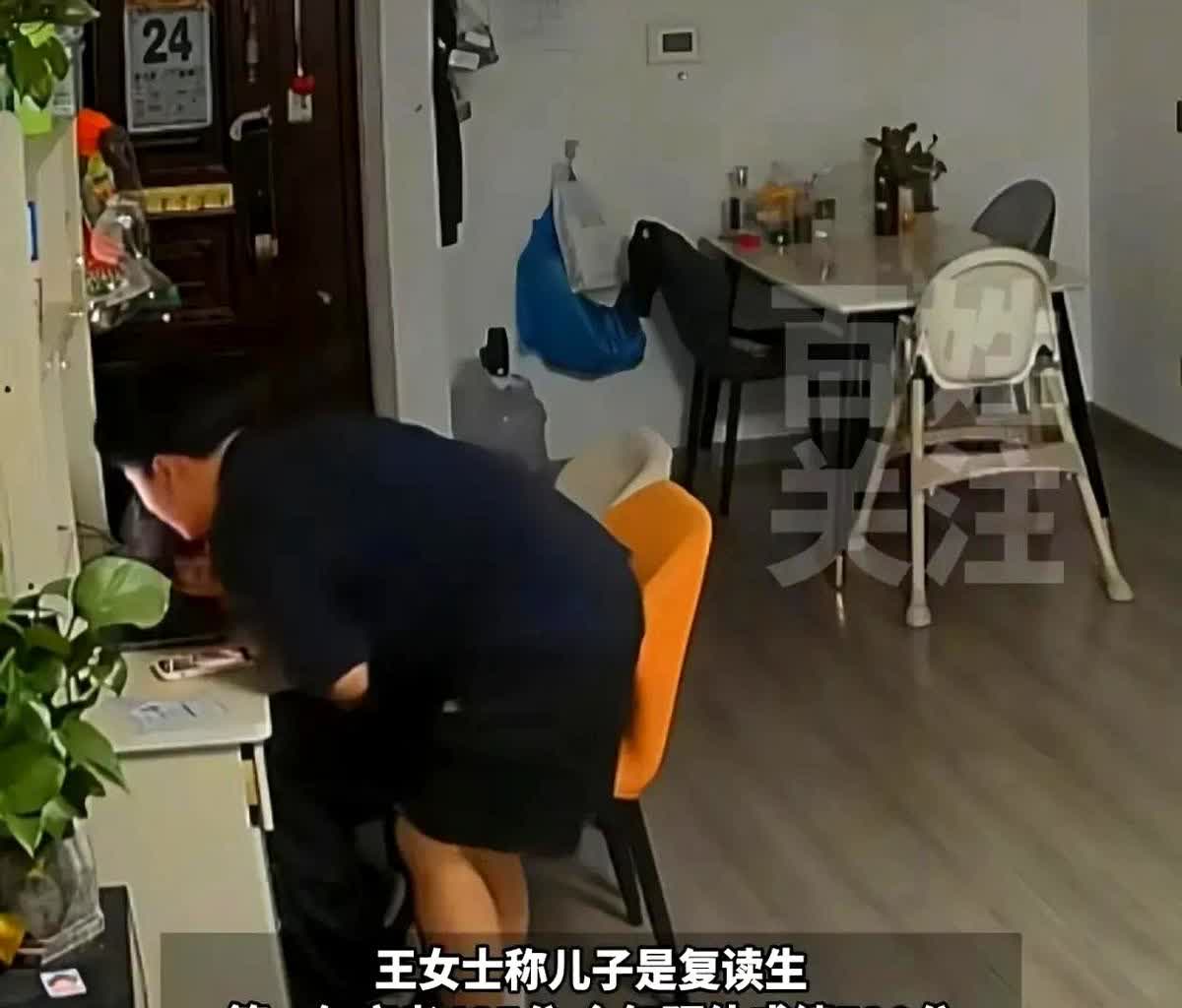 “绷不住了”！江苏连云港，王女士因为儿子不敢查分数，所以决定自己动手帮儿