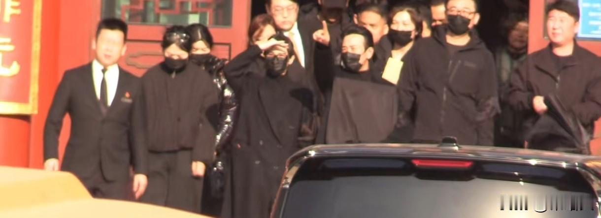 唐嫣现身罗晋父亲葬礼，全程搀扶破婚变，患难见真情不掺假罗晋父亲突发噩耗，7