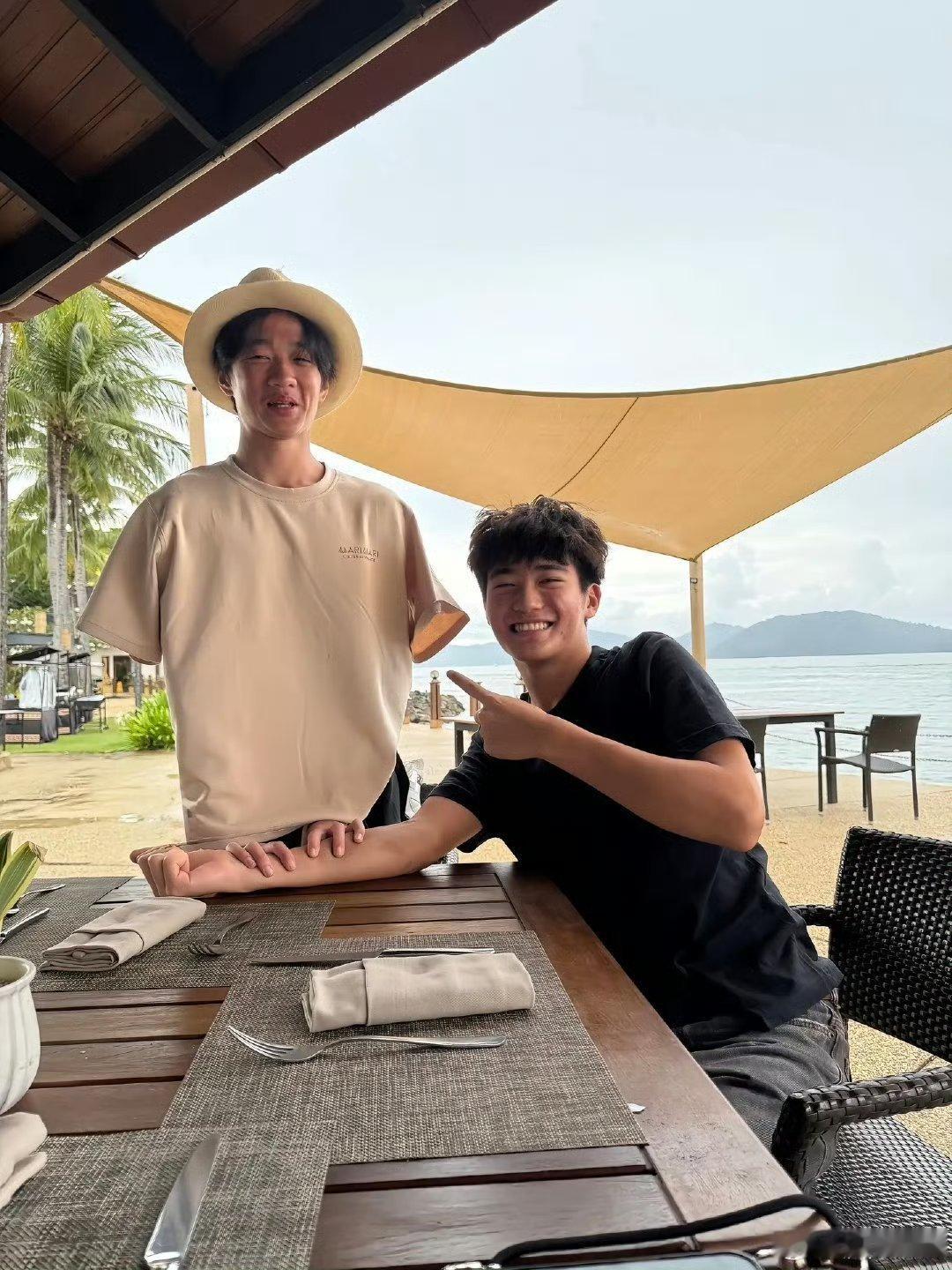 joe杨阳洋爸哪全宇宙都在重逢只有俺们费贝活在两个次元真是[笑着哭]​