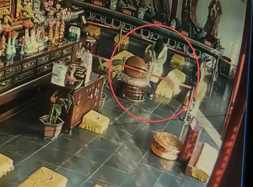 敢在佛祖眼皮底下偷东西？河南一座百年古寺，大白天被一名女子带着俩孩子“光顾”，专
